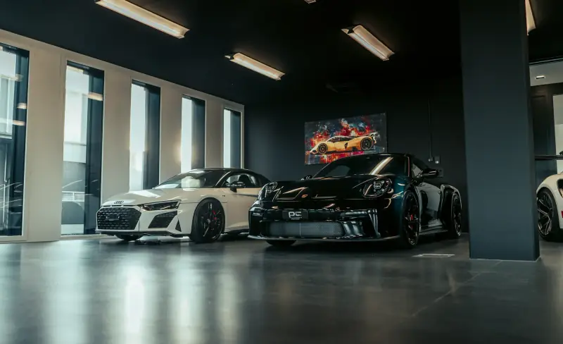 Showroom im Black Office Widnau mit Audi R8 und Porsche